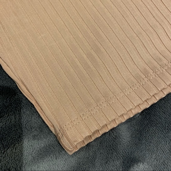 Light sandy pink over shoulder crop top - Picture 4 of 4